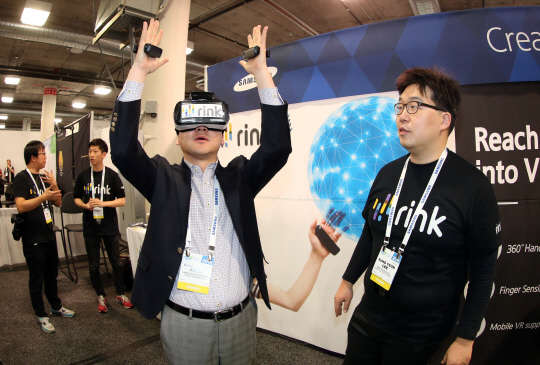 7일 오전(현지시간) 미국 라스베이거스 베네시안호텔의 CES 2016 전시장인 샌즈 엑스포(Sands Expo)'에서 삼성전자 C랩(크리에이티브 랩)의 지원을 받은 'rink'가 선보이고 있다. 'rink'는 삼성 기어 VR과 연동, 작동되는 핸드 컨트롤러 제품으로 손에 착용하는 센서를 통해 손 동작으로 가상현실 속 콘텐츠를 이동시킬 수도, 클릭하거나 드래그할 수도 있다. 사진=연합뉴스